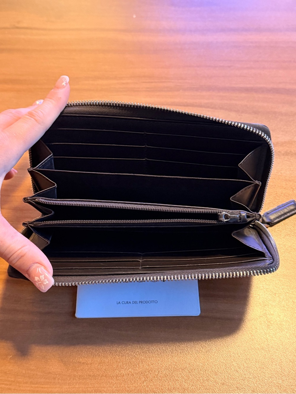 Gucci Beige GG Supreme Zip Wallet with Red and Green Web and Gold Bee - Picture 6 of 9